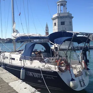 Luxury House Boat Botel